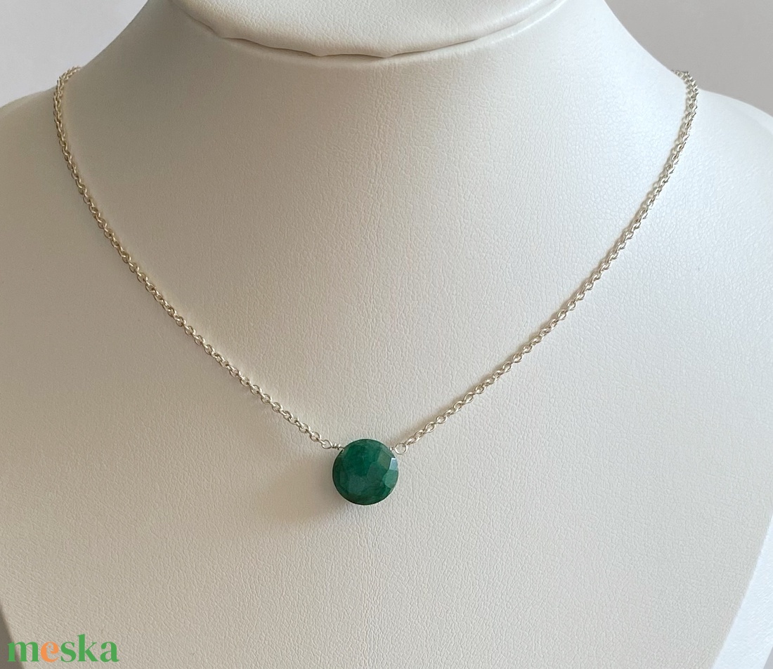 Minimál nyaklánc smaragddal - ékszer - nyaklánc - gyöngyös nyaklánc - Meska.hu