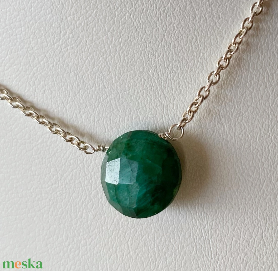 Minimál nyaklánc smaragddal - ékszer - nyaklánc - gyöngyös nyaklánc - Meska.hu