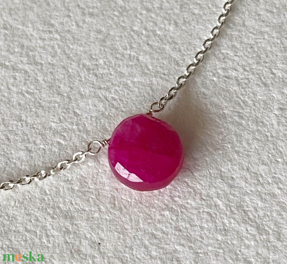 Minimál nyaklánc rubinnal - ékszer - nyaklánc - medálos nyaklánc - Meska.hu