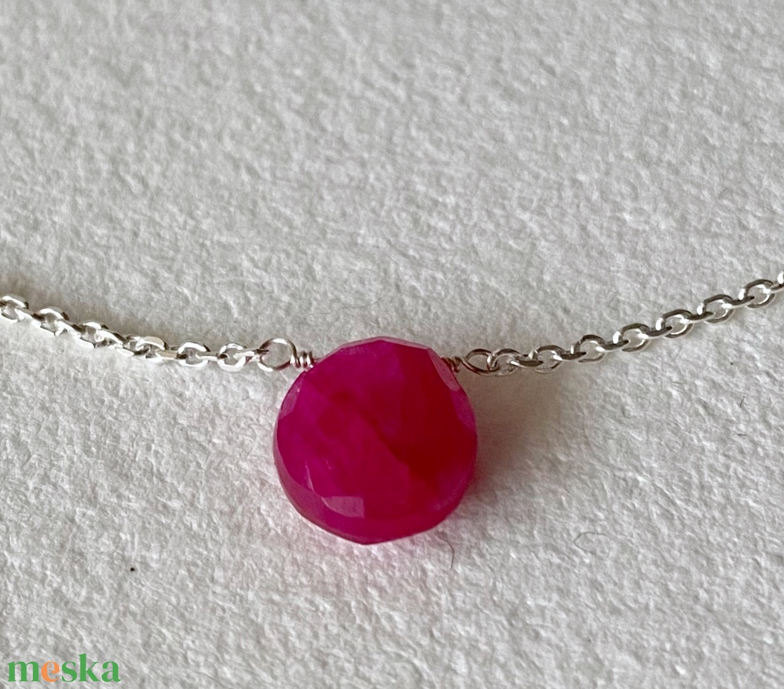Minimál nyaklánc rubinnal - ékszer - nyaklánc - medálos nyaklánc - Meska.hu