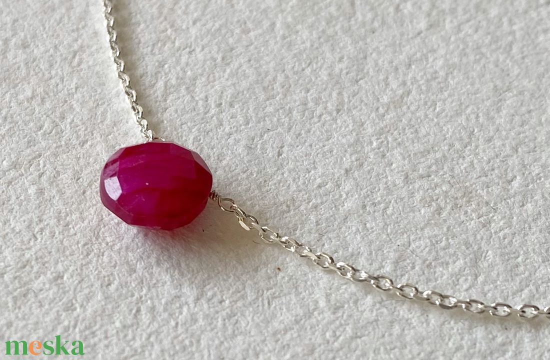 Minimál nyaklánc rubinnal - ékszer - nyaklánc - medálos nyaklánc - Meska.hu