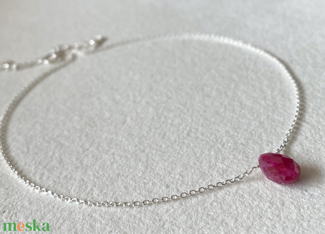 Minimál nyaklánc rubinnal - ékszer - nyaklánc - medálos nyaklánc - Meska.hu