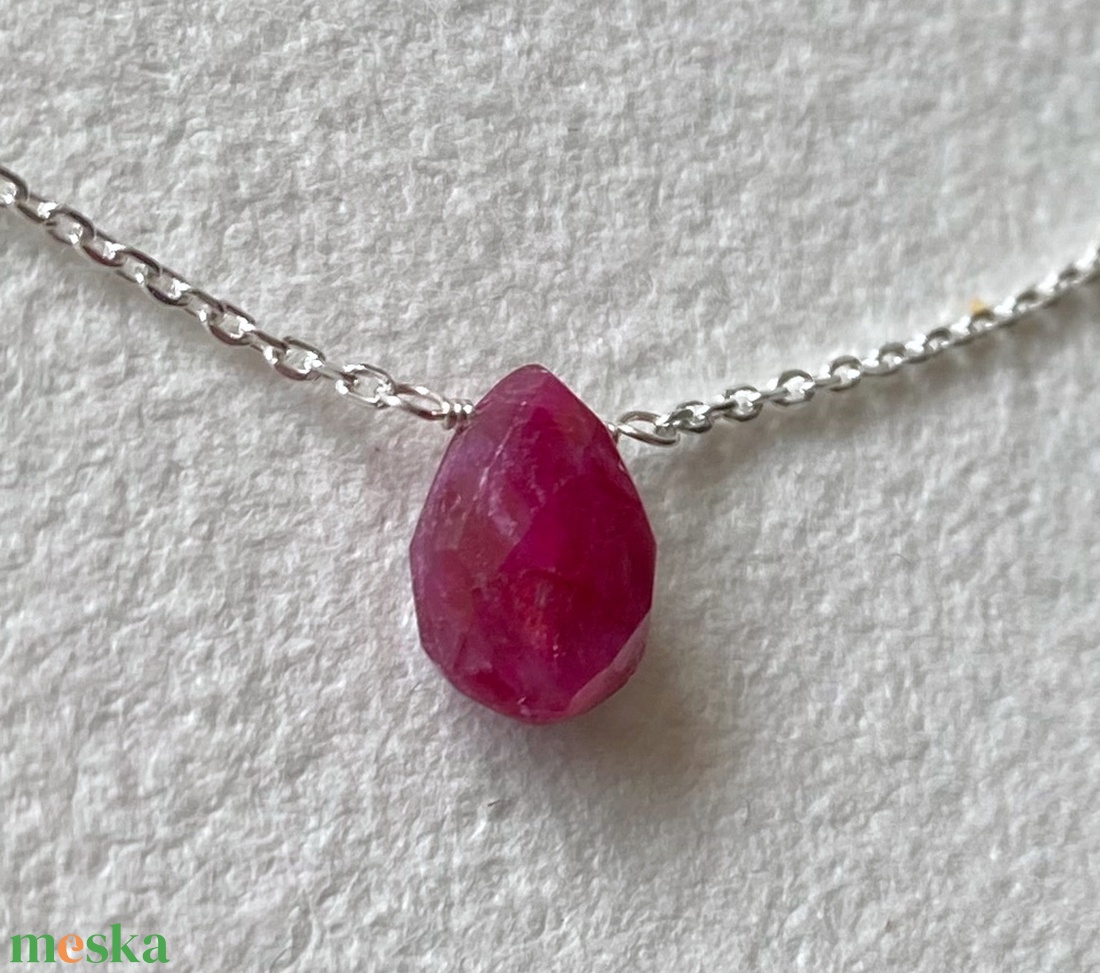 Minimál nyaklánc rubinnal - ékszer - nyaklánc - medálos nyaklánc - Meska.hu