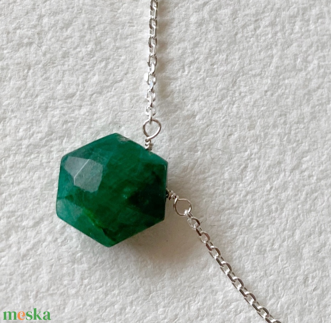 Minimál nyaklánc smaragddal - ékszer - nyaklánc - gyöngyös nyaklánc - Meska.hu