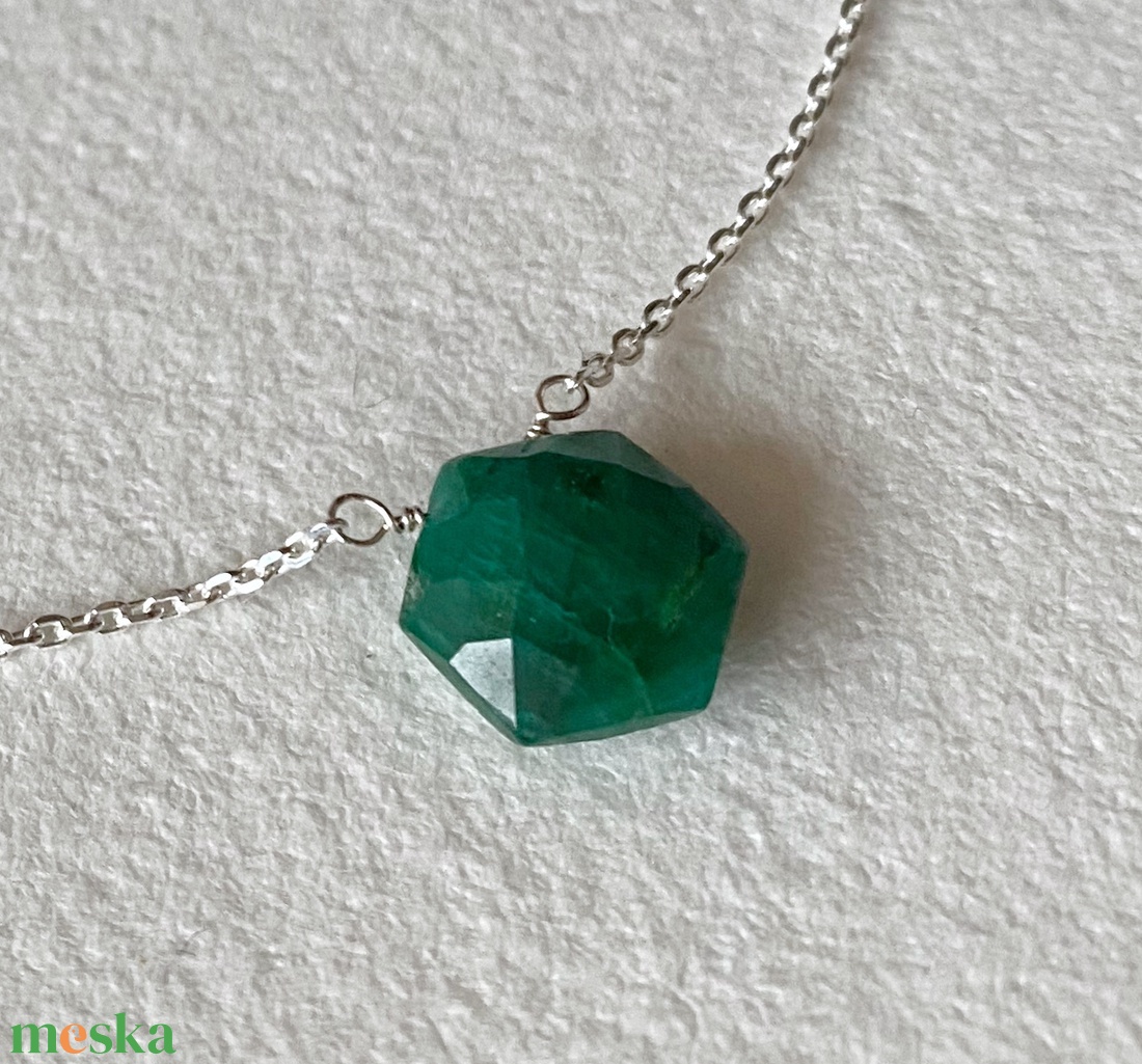Minimál nyaklánc smaragddal - ékszer - nyaklánc - gyöngyös nyaklánc - Meska.hu