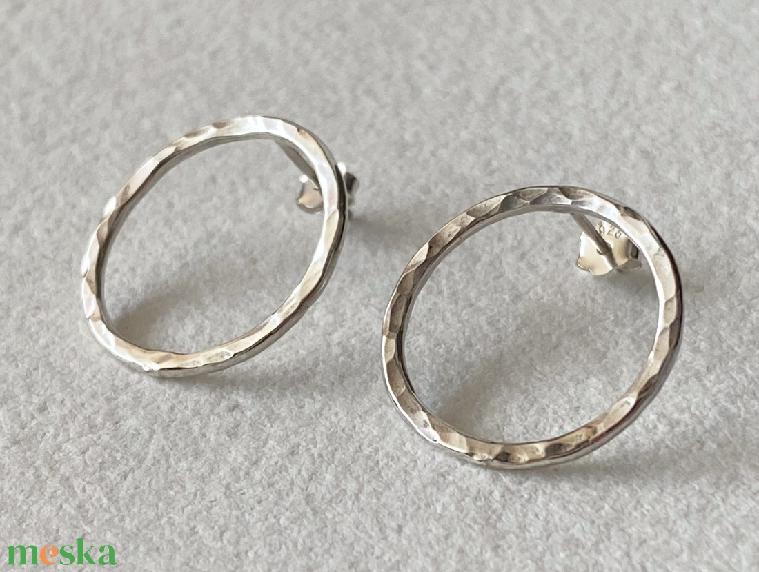 Kör ezüst bedugós fülbevaló  - ékszer - fülbevaló - lógós kerek fülbevaló - Meska.hu