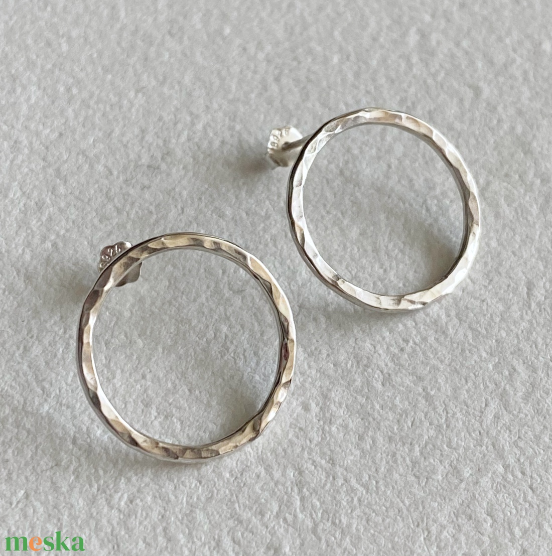 Kör ezüst bedugós fülbevaló  - ékszer - fülbevaló - lógós kerek fülbevaló - Meska.hu