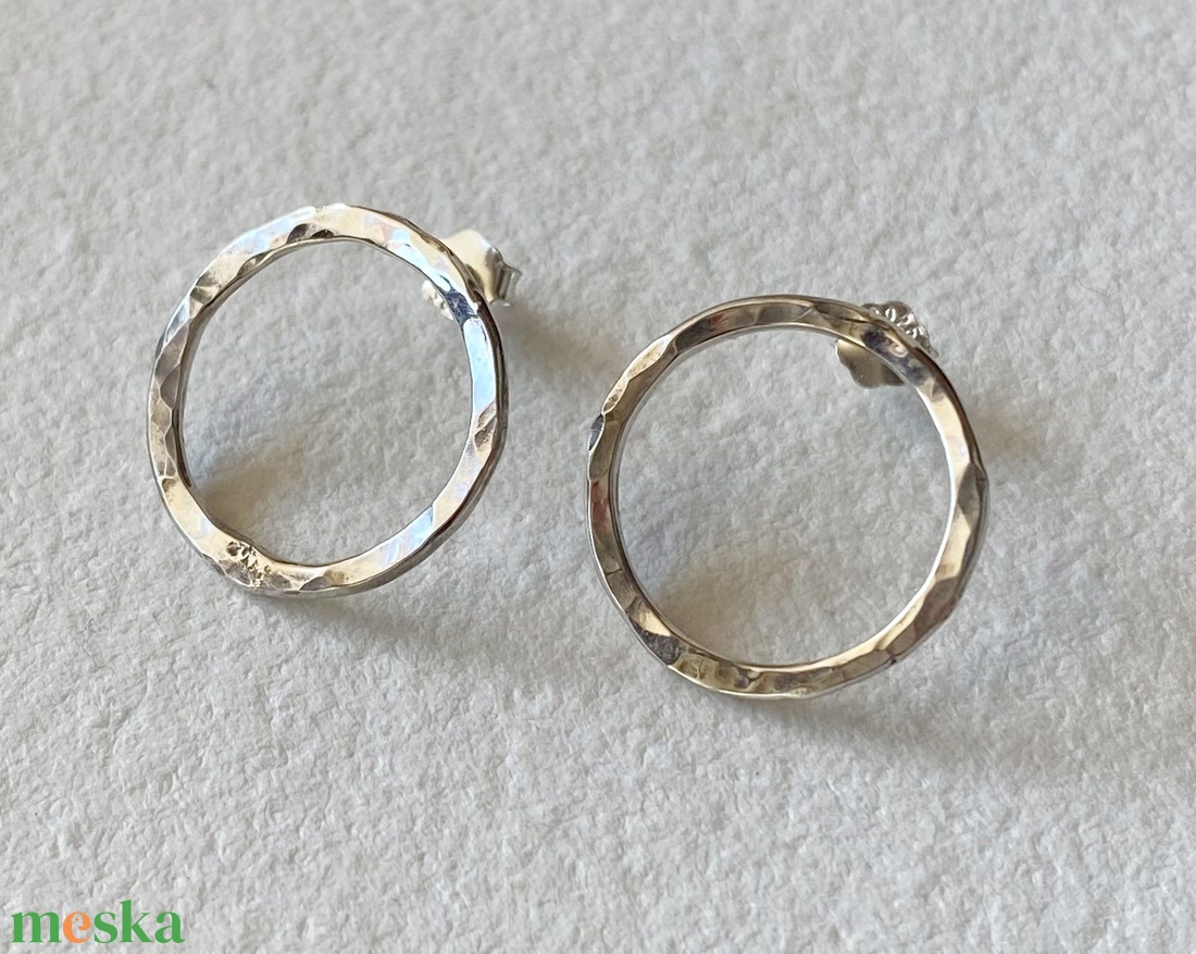 Kör ezüst bedugós fülbevaló  - ékszer - fülbevaló - lógós kerek fülbevaló - Meska.hu