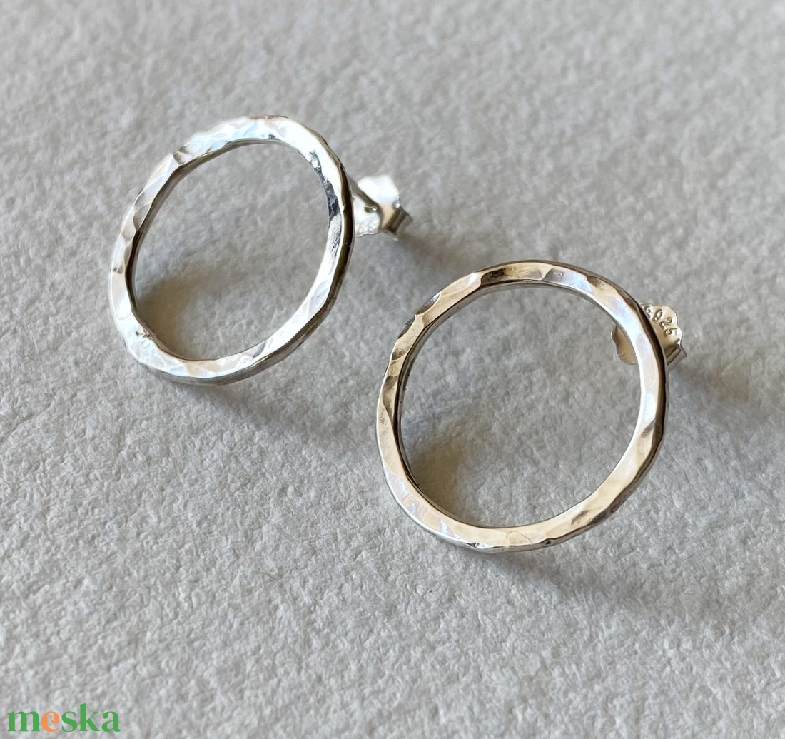 Kör ezüst bedugós fülbevaló  - ékszer - fülbevaló - lógós kerek fülbevaló - Meska.hu