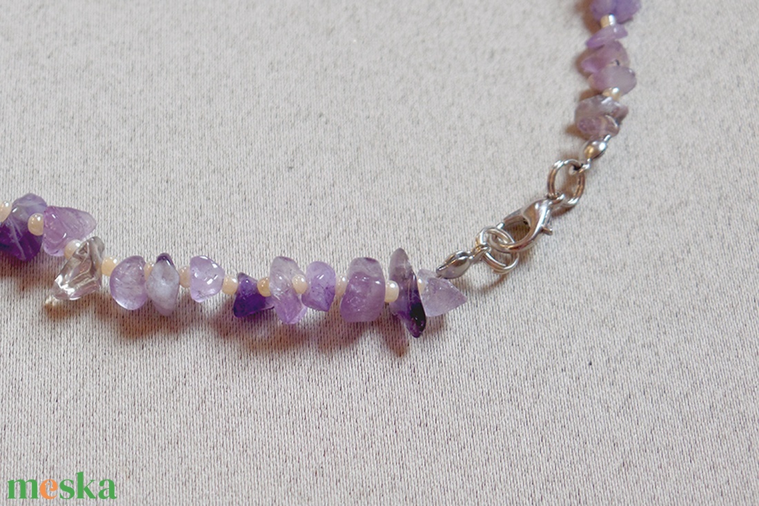 Gyermek nyaklánc (Ametiszt - 32 cm) - ékszer - nyaklánc - gyöngyös nyaklánc - Meska.hu