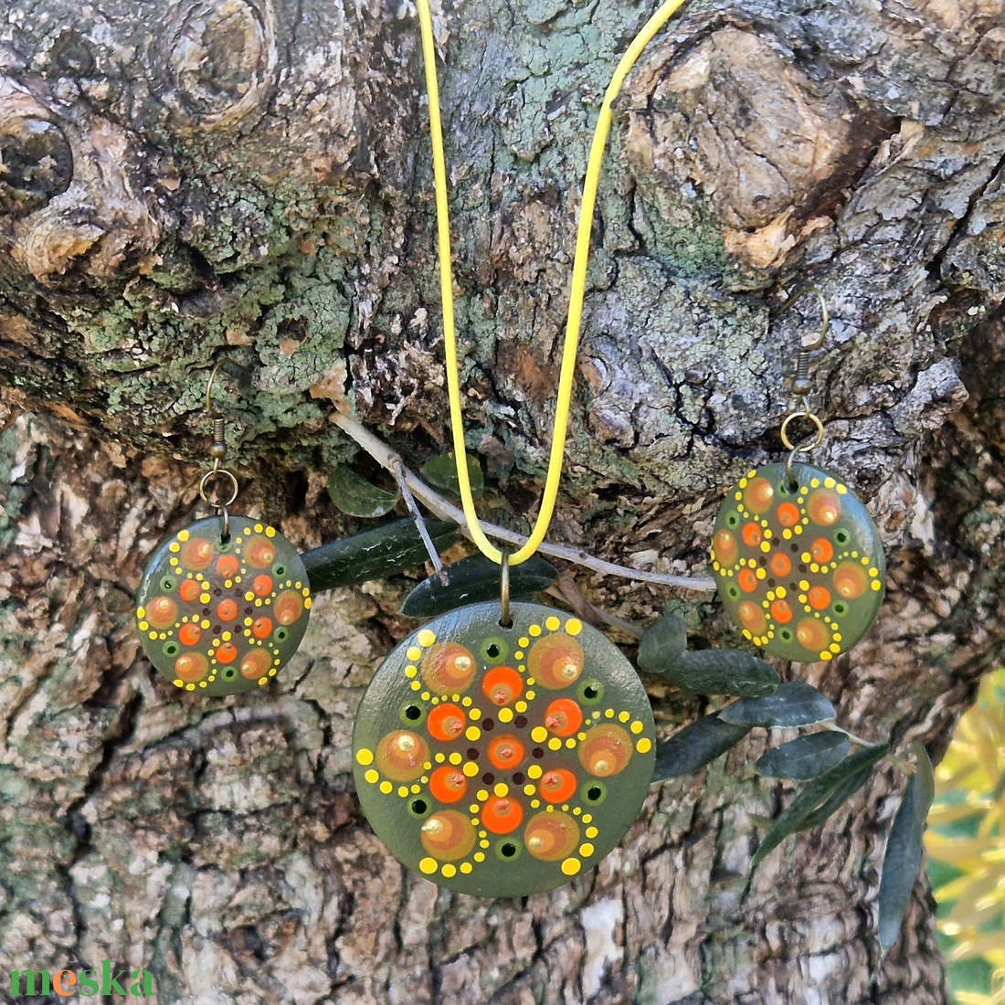 Ékszerszett pontfestéssel  - nyaklánc + fülbevaló (nagy, zöld-narancs mandala) - ékszer - ékszerszett - Meska.hu
