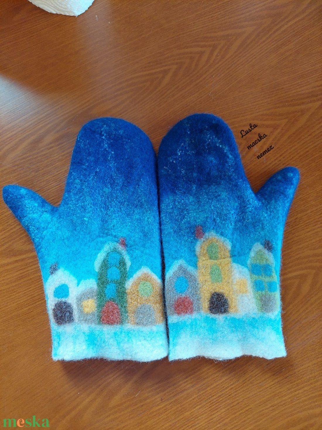 Nemez kesztyű párban házikós mintával - ruha & divat - sál, sapka, kendő - kesztyű - Meska.hu