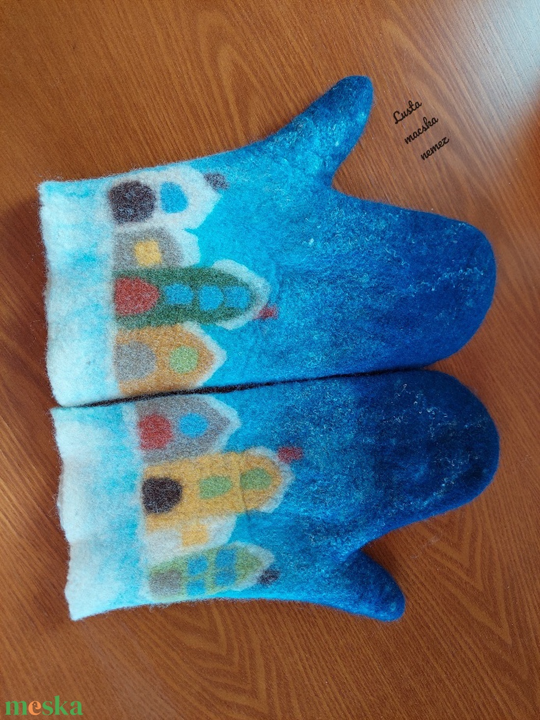 Nemez kesztyű párban házikós mintával - ruha & divat - sál, sapka, kendő - kesztyű - Meska.hu