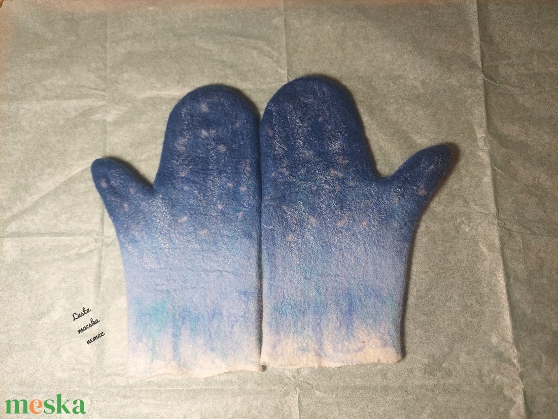 Nemez kesztyű párban házikós mintával - ruha & divat - sál, sapka, kendő - kesztyű - Meska.hu