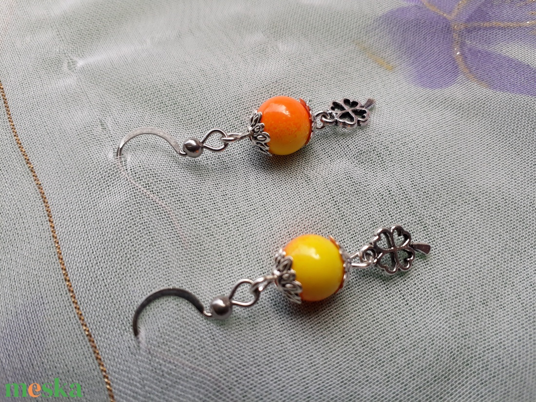 Narancs-citromsárga szerencsefülbevaló orvosi fém akasztóval - 102-OF - ékszer - fülbevaló - lógó fülbevaló - Meska.hu