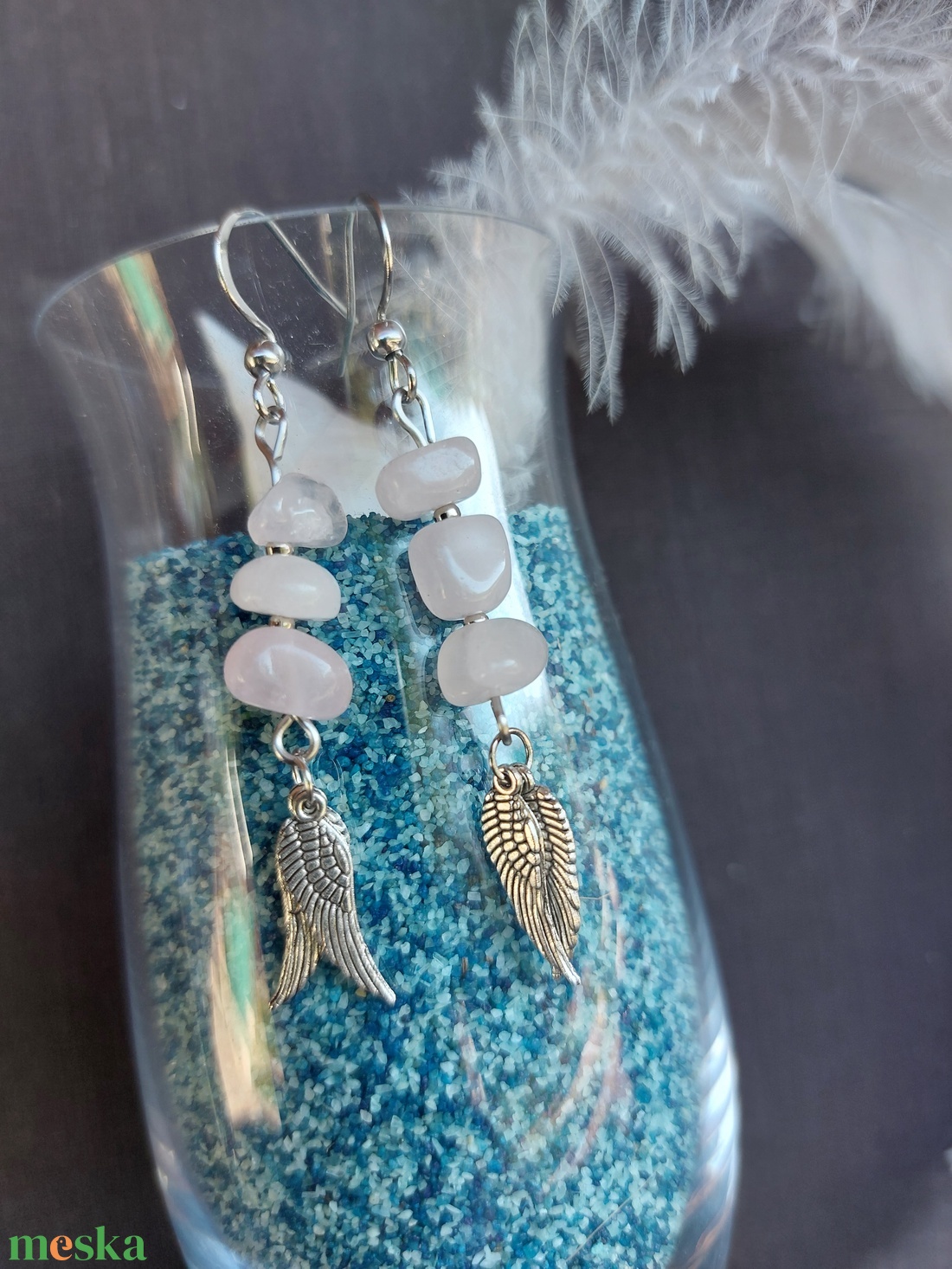 Rózsakvarc ásvány fülbevaló orvosi fém akasztóval - ékszer - fülbevaló - lógó fülbevaló - Meska.hu