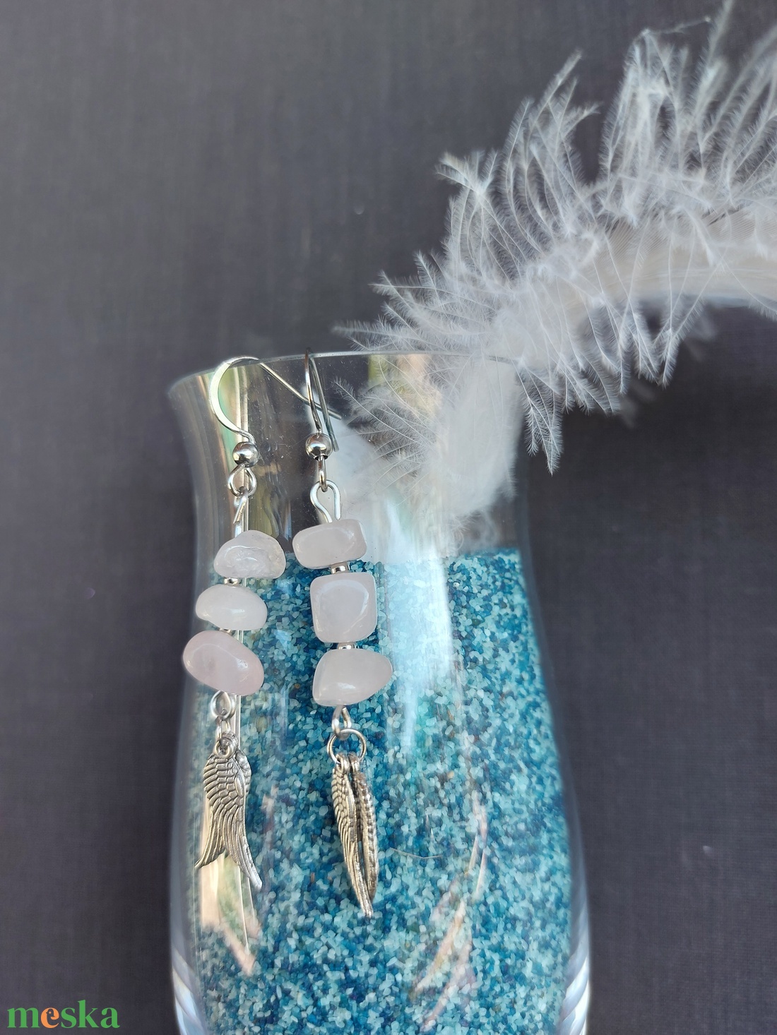 Rózsakvarc ásvány fülbevaló orvosi fém akasztóval - ékszer - fülbevaló - lógó fülbevaló - Meska.hu