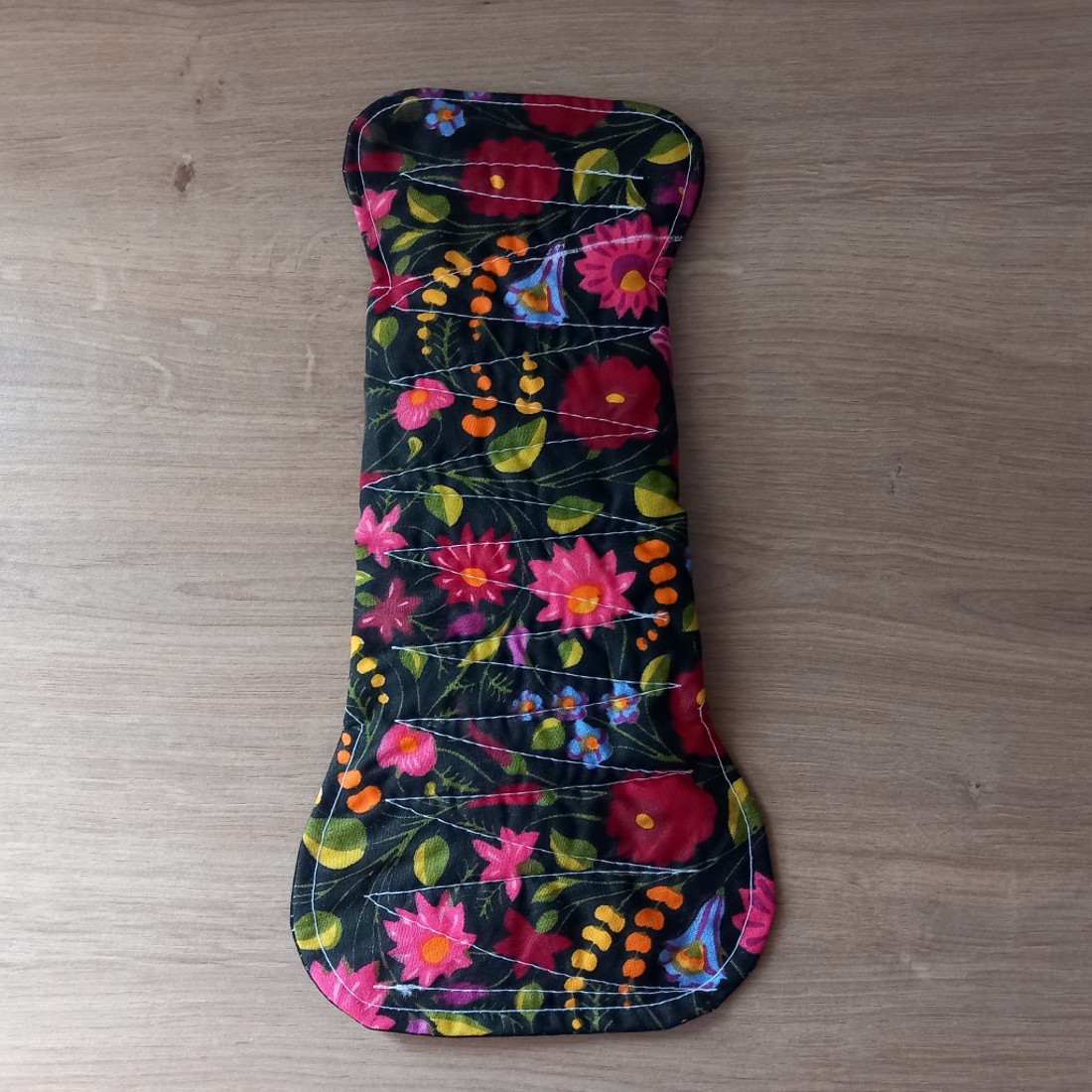 Fekete alapon virágok mosható betét 26cm - szépségápolás - intim higiénia - intimbetét - Meska.hu Fekete alapon virágok mosható betét 26cm - szépségápolás - intim higiénia - intimbetét - Meska.hu