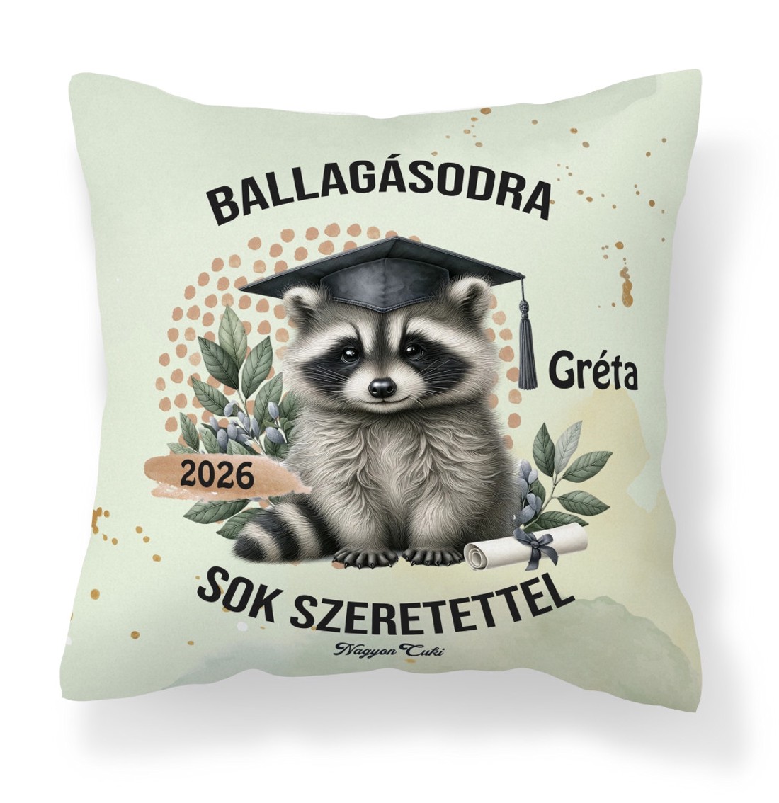 Ballagás 2026: mosómedve mintás egyedi párna névvel - személyre szabott emlék (POLI40-0402) - otthon & életmód - lakástextil - párna & párnahuzat - díszpárna (belsővel együtt) - Meska.hu