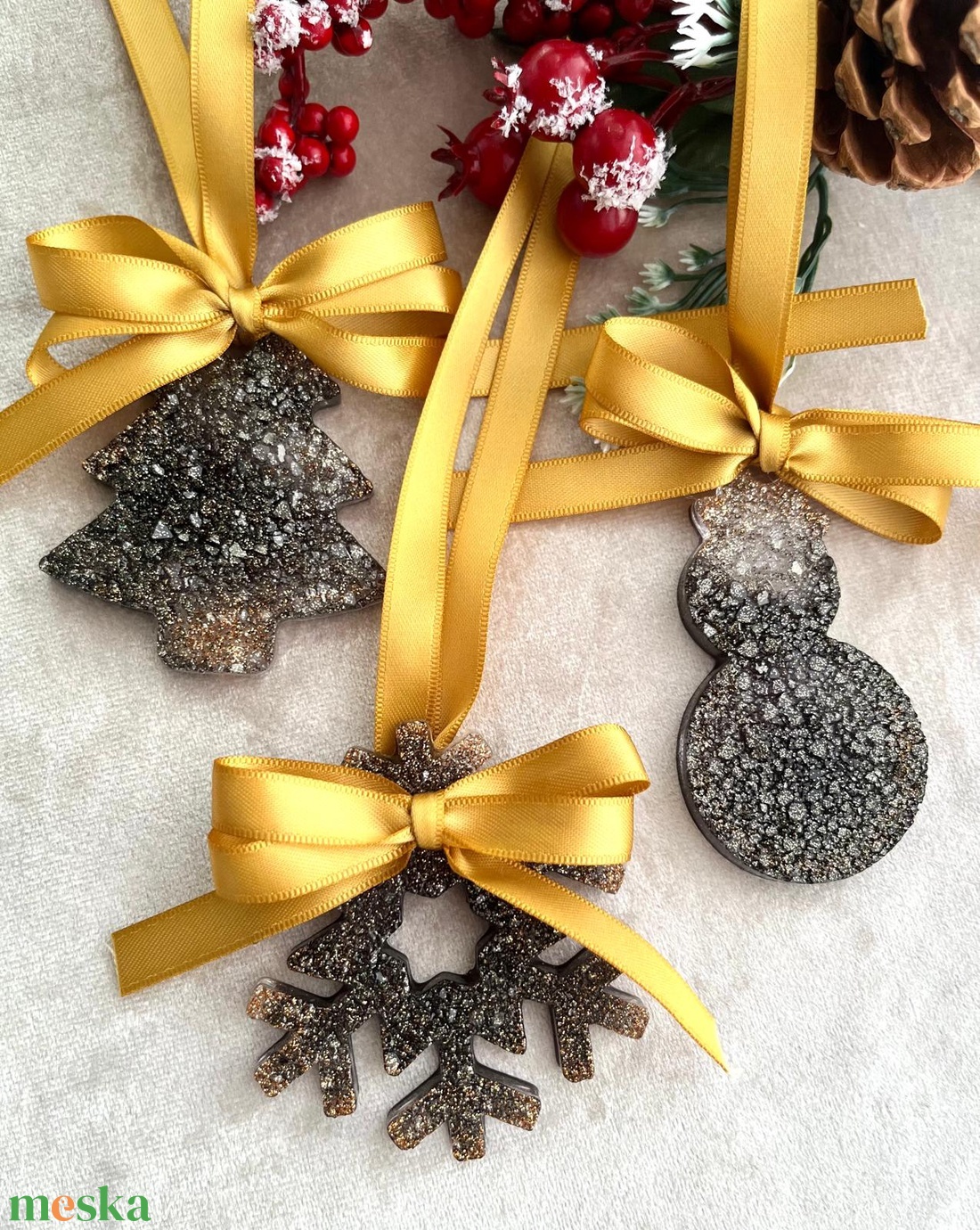 Epoxi karácsonyfadísz arany szalaggal  kézzel készült gyanta karácsonyi dekoráció - karácsony - karácsonyi lakásdekoráció - karácsonyfadíszek - Meska.hu Epoxi karácsonyfadísz arany szalaggal  kézzel készült gyanta karácsonyi dekoráció - karácsony - karácsonyi lakásdekoráció - karácsonyfadíszek - Meska.hu