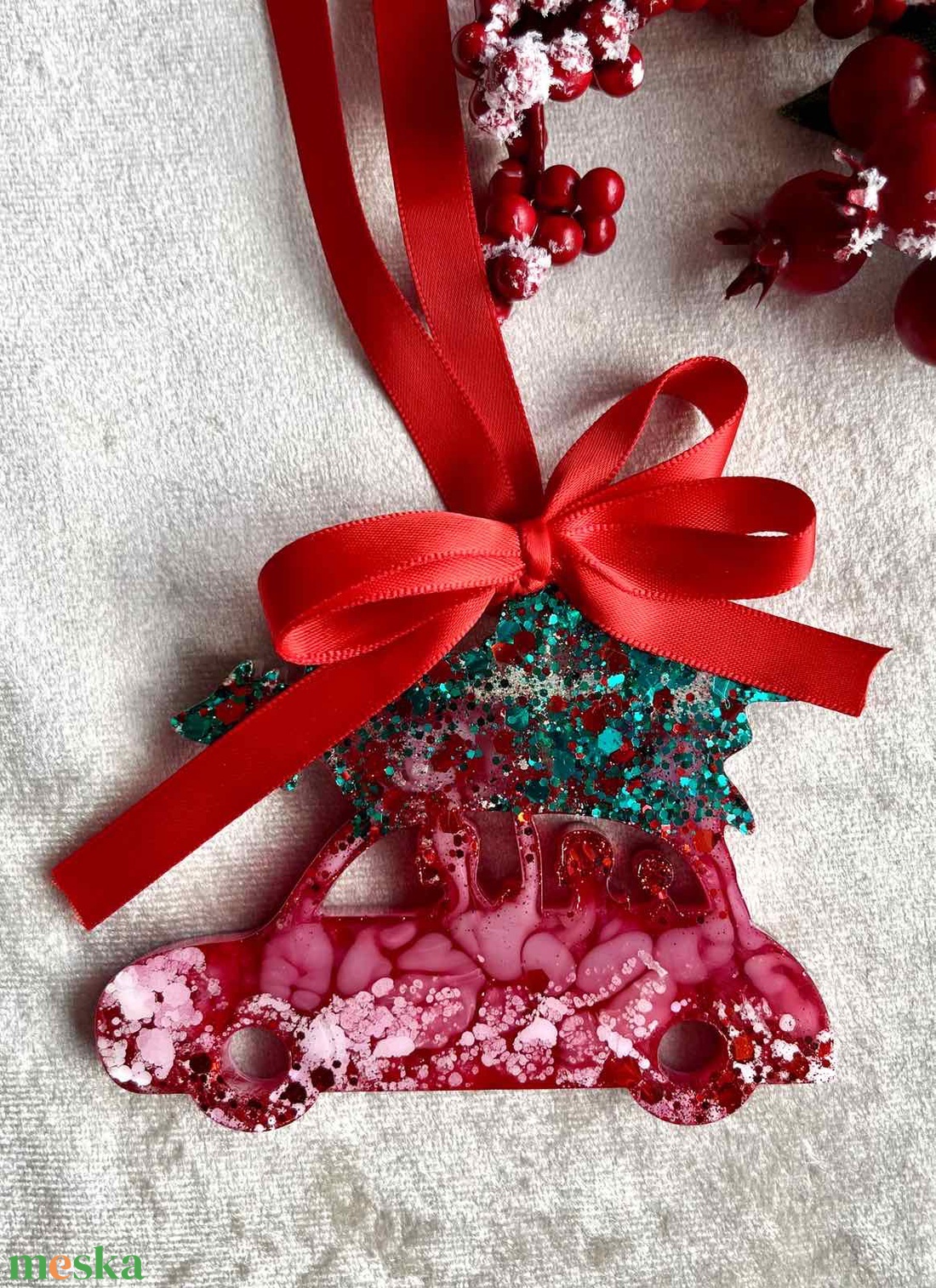 Kézműves karácsonyi dísz  piros autó karácsonyfával, csillámos gyantából, piros szalaggal - karácsony - karácsonyi lakásdekoráció - karácsonyfadíszek - Meska.hu