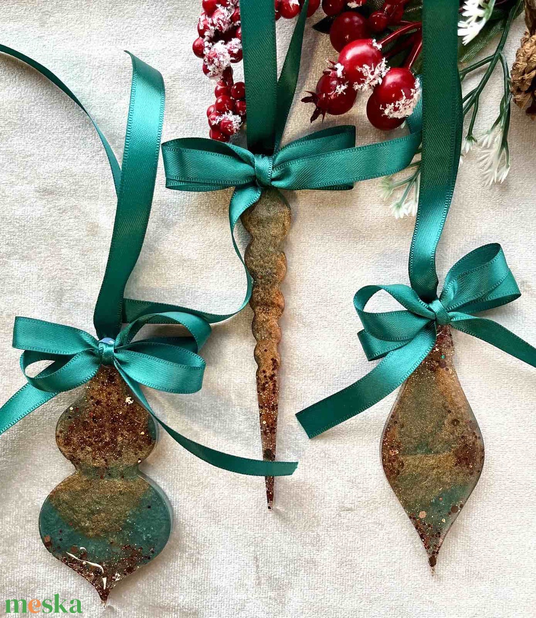 Zöld-arany kézműves karácsonyfadísz szett  elegáns, csillogó karácsonyi dekoráció - karácsony - karácsonyi lakásdekoráció - karácsonyfadíszek - Meska.hu Zöld-arany kézműves karácsonyfadísz szett  elegáns, csillogó karácsonyi dekoráció - karácsony - karácsonyi lakásdekoráció - karácsonyfadíszek - Meska.hu