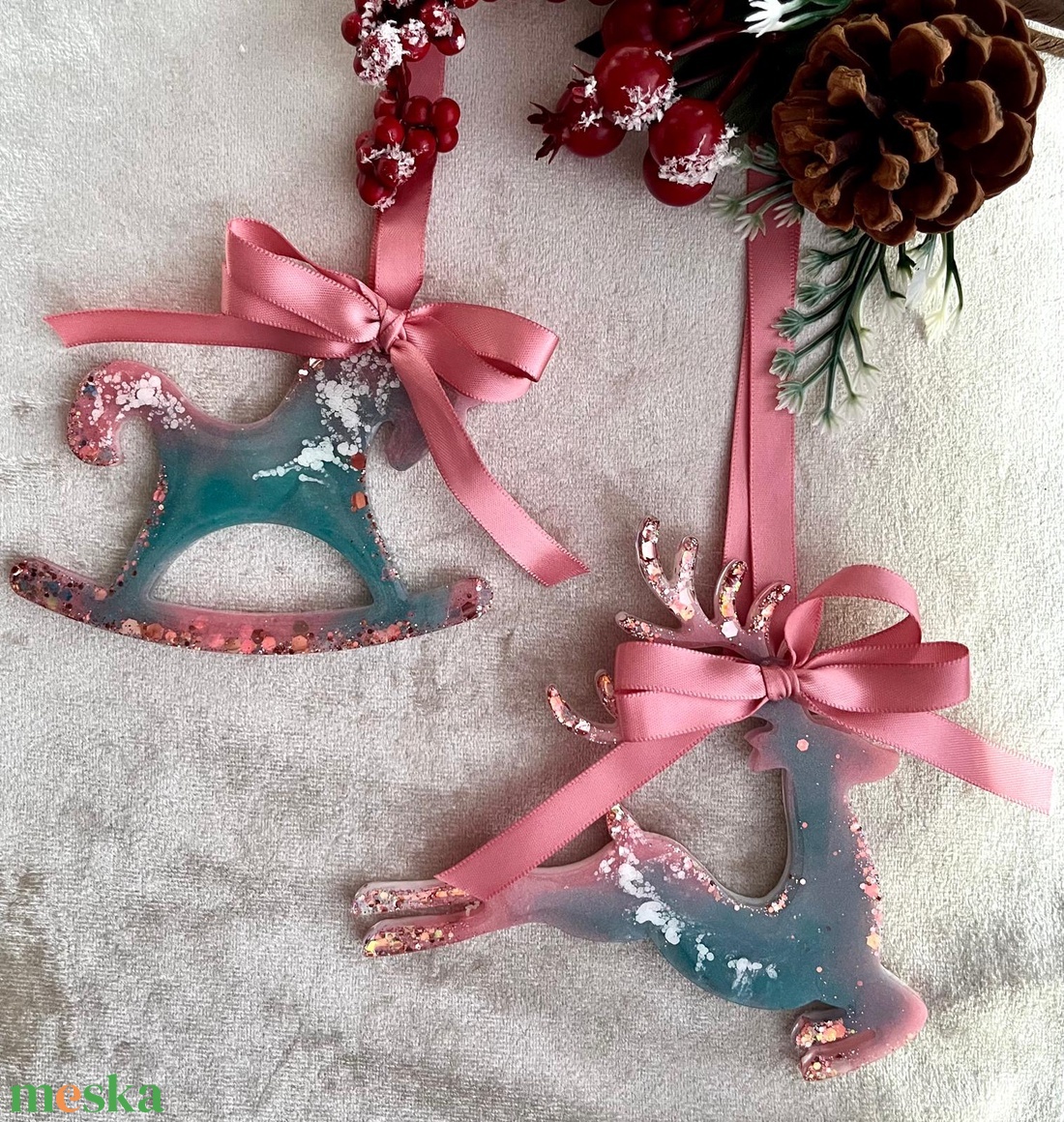 Kézműves epoxi karácsonyfadísz rózsaszín masnival  hintaló és rénszarvas csillámos részletekkel - karácsony - karácsonyi lakásdekoráció - karácsonyfadíszek - Meska.hu