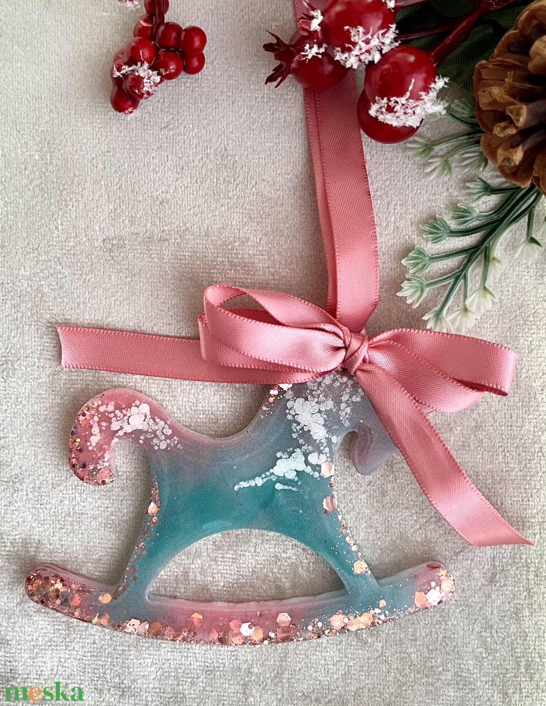 Kézműves epoxi karácsonyfadísz rózsaszín masnival  hintaló és rénszarvas csillámos részletekkel - karácsony - karácsonyi lakásdekoráció - karácsonyfadíszek - Meska.hu