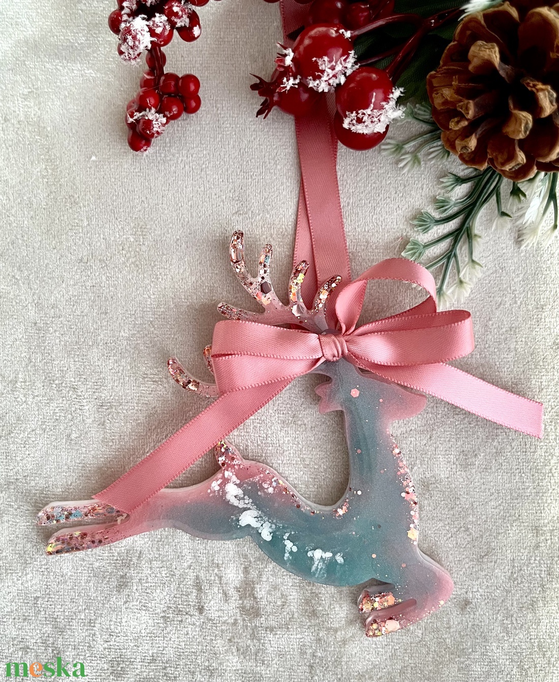 Kézműves epoxi karácsonyfadísz rózsaszín masnival  hintaló és rénszarvas csillámos részletekkel - karácsony - karácsonyi lakásdekoráció - karácsonyfadíszek - Meska.hu