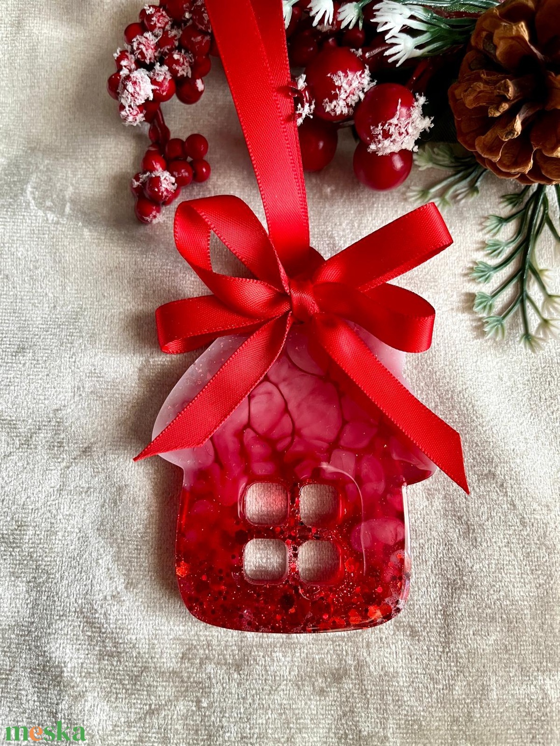 Piros házikó epoxi karácsonyfadísz piros szalaggal  kézműves karácsonyi dekoráció - karácsony - karácsonyi lakásdekoráció - karácsonyfadíszek - Meska.hu