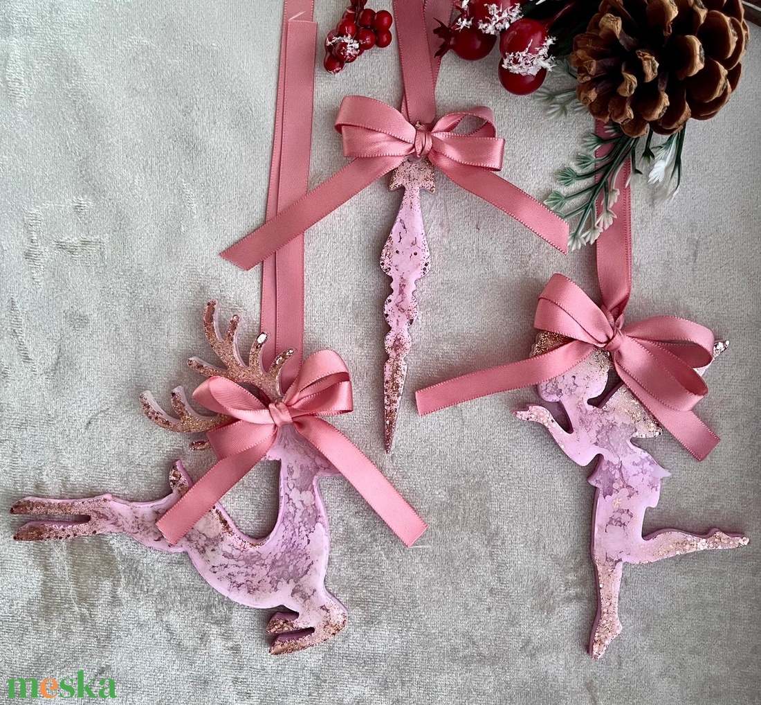 Rózsaszín tündér, szarvas és jégcsap epoxi karácsonyfadísz szett  kézzel készült, mesés karácsonyi dekoráció - karácsony - karácsonyi lakásdekoráció - karácsonyfadíszek - Meska.hu