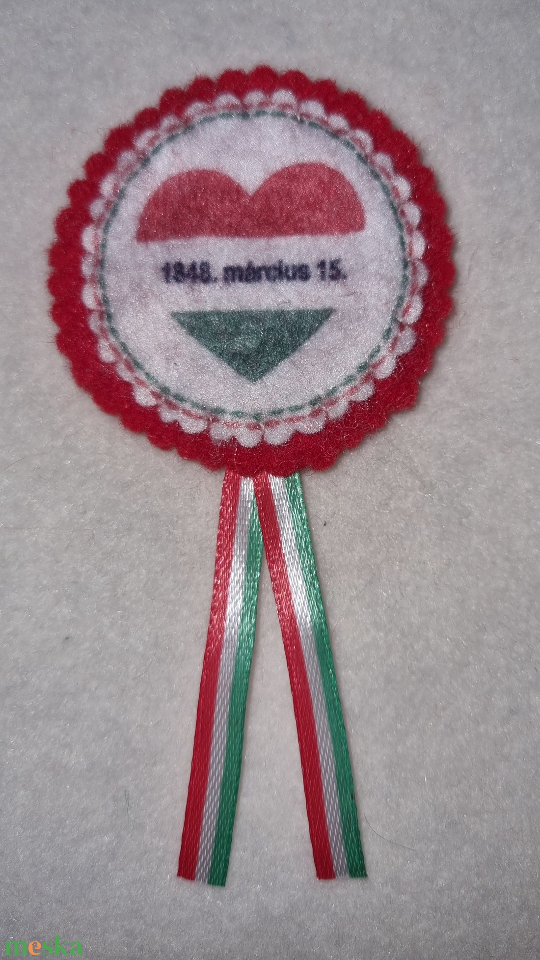 Kokárda szívvel, felirattal.  - kellékek & szerszámok - ékszerkellék - kitűző alap - Meska.hu