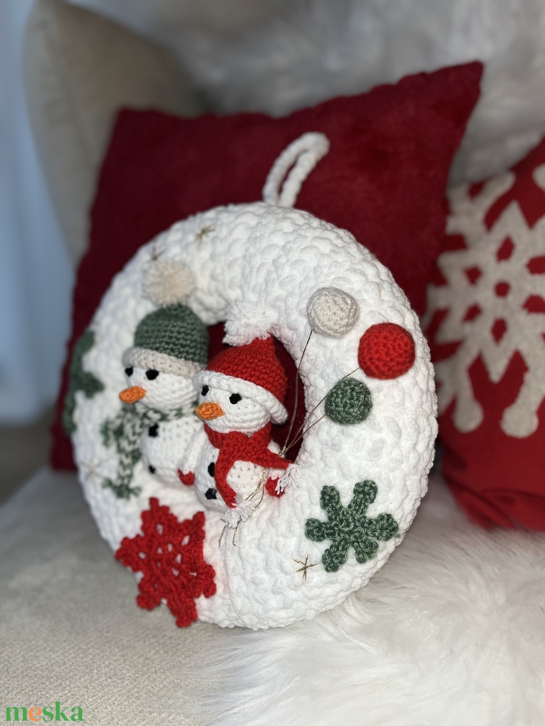 Horgolt karácsonyi ajtódísz  Két hóemberrel, Kézzel készült téli dekoráció - otthon & életmód - dekoráció - ajtó- és ablak dekoráció - ajtódísz & kopogtató - Meska.hu