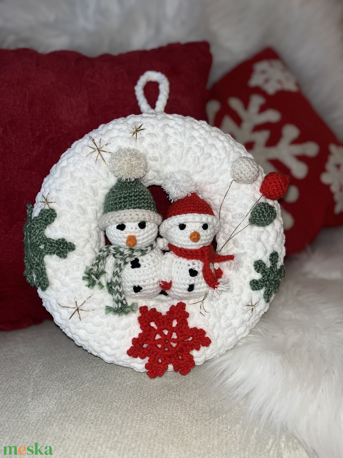 Horgolt karácsonyi ajtódísz  Két hóemberrel, Kézzel készült téli dekoráció - otthon & életmód - dekoráció - ajtó- és ablak dekoráció - ajtódísz & kopogtató - Meska.hu