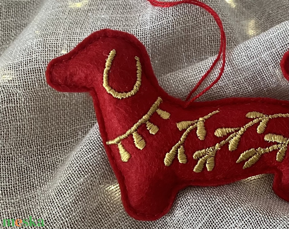 Hímzett tacskó karácsonyfadísz piros-arany kézműves dekoráció - karácsony - karácsonyi lakásdekoráció - karácsonyfadíszek - Meska.hu Hímzett tacskó karácsonyfadísz piros-arany kézműves dekoráció - karácsony - karácsonyi lakásdekoráció - karácsonyfadíszek - Meska.hu