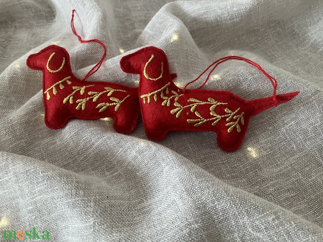 Hímzett tacskó karácsonyfadísz piros-arany kézműves dekoráció - karácsony - karácsonyi lakásdekoráció - karácsonyfadíszek - Meska.hu Hímzett tacskó karácsonyfadísz piros-arany kézműves dekoráció - karácsony - karácsonyi lakásdekoráció - karácsonyfadíszek - Meska.hu