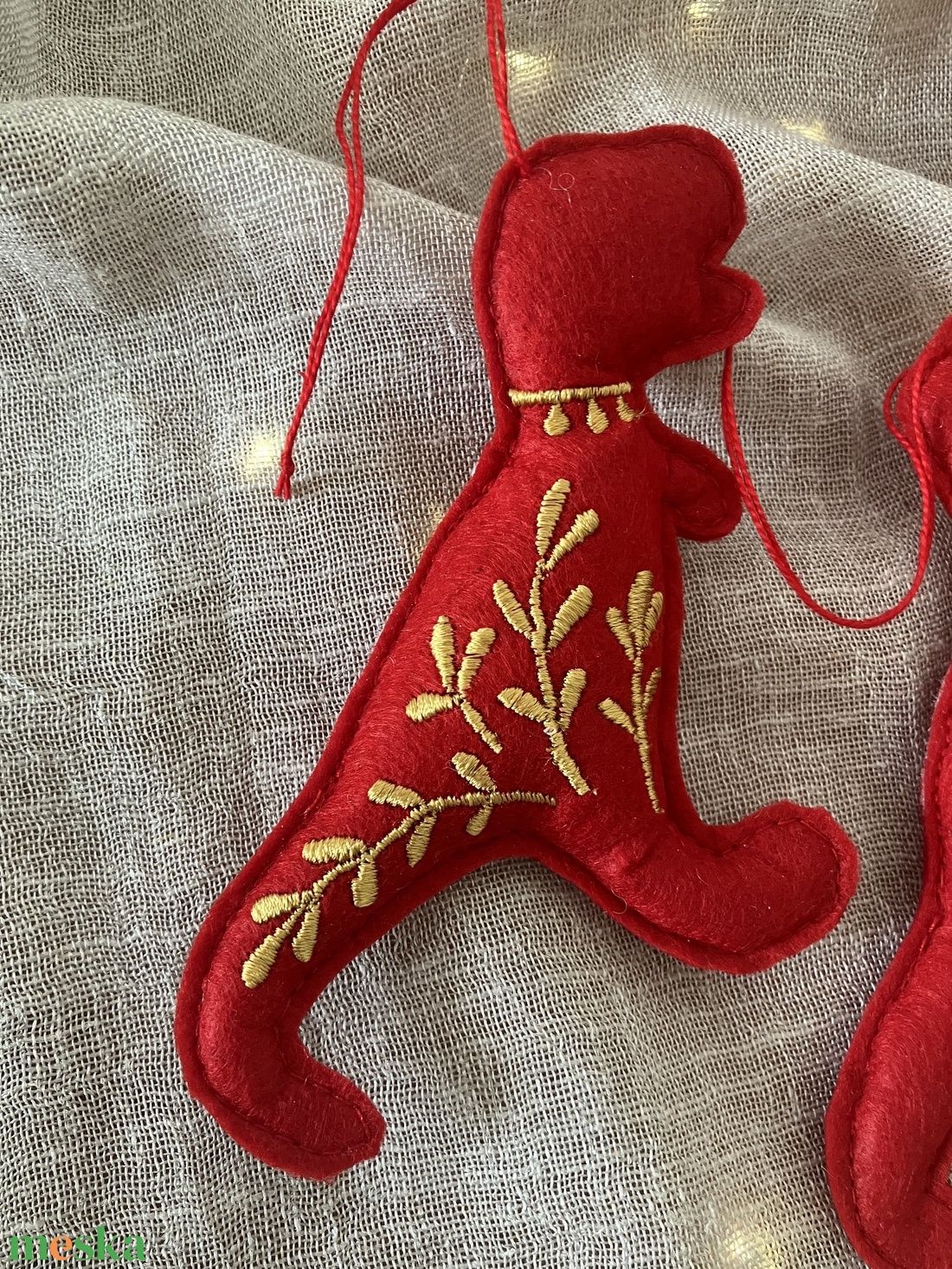Hímzett dinó karácsonyfadísz  piros-arany kézműves dekoráció - karácsony - karácsonyi lakásdekoráció - karácsonyfadíszek - Meska.hu
