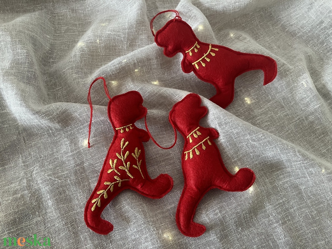 Hímzett dinó karácsonyfadísz  piros-arany kézműves dekoráció - karácsony - karácsonyi lakásdekoráció - karácsonyfadíszek - Meska.hu