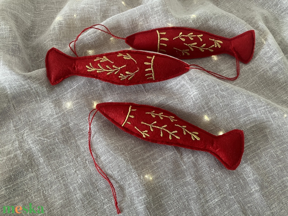 Hímzett hal karácsonyfadísz piros-arany kézműves dekoráció - karácsony - karácsonyi lakásdekoráció - karácsonyfadíszek - Meska.hu Hímzett hal karácsonyfadísz piros-arany kézműves dekoráció - karácsony - karácsonyi lakásdekoráció - karácsonyfadíszek - Meska.hu