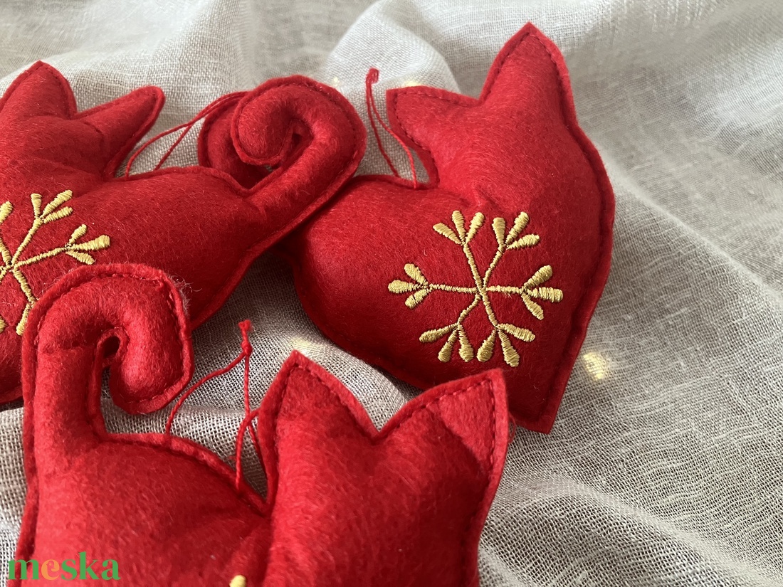 Hímzett macska karácsonyfadísz szív formában piros textilfilc - karácsony - karácsonyi lakásdekoráció - karácsonyfadíszek - Meska.hu Hímzett macska karácsonyfadísz szív formában piros textilfilc - karácsony - karácsonyi lakásdekoráció - karácsonyfadíszek - Meska.hu