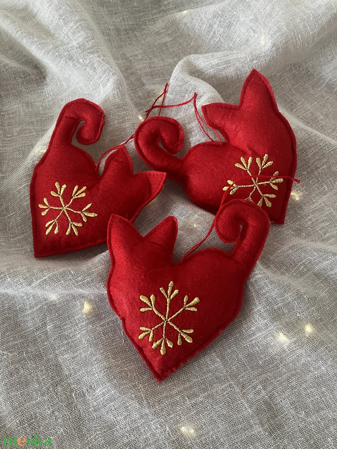 Hímzett macska karácsonyfadísz szív formában piros textilfilc - karácsony - karácsonyi lakásdekoráció - karácsonyfadíszek - Meska.hu Hímzett macska karácsonyfadísz szív formában piros textilfilc - karácsony - karácsonyi lakásdekoráció - karácsonyfadíszek - Meska.hu