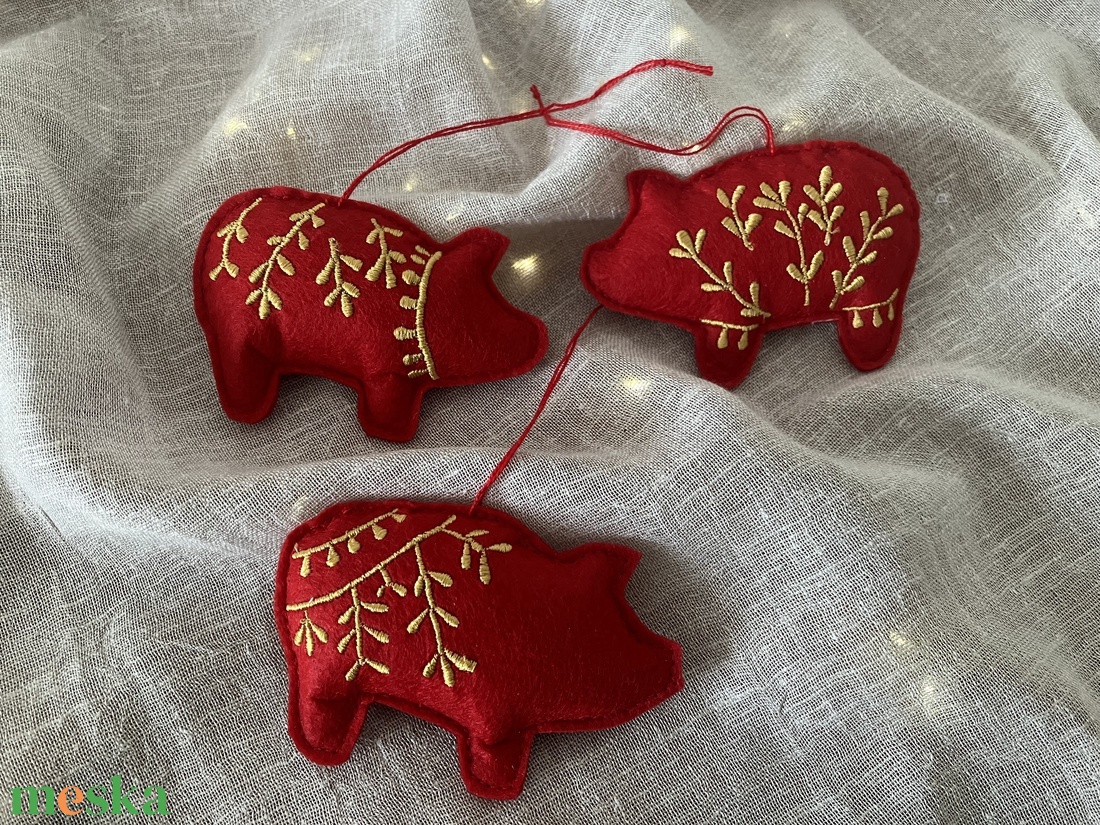 Kézzel hímzett malac karácsonyfadísz piros textilfilc arany mintával - karácsony - karácsonyi lakásdekoráció - karácsonyfadíszek - Meska.hu Kézzel hímzett malac karácsonyfadísz piros textilfilc arany mintával - karácsony - karácsonyi lakásdekoráció - karácsonyfadíszek - Meska.hu