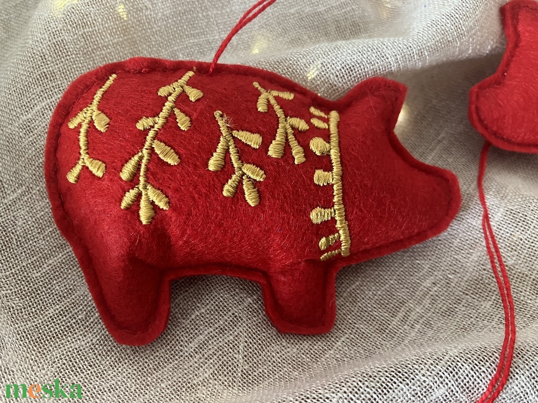 Kézzel hímzett malac karácsonyfadísz piros textilfilc arany mintával - karácsony - karácsonyi lakásdekoráció - karácsonyfadíszek - Meska.hu Kézzel hímzett malac karácsonyfadísz piros textilfilc arany mintával - karácsony - karácsonyi lakásdekoráció - karácsonyfadíszek - Meska.hu