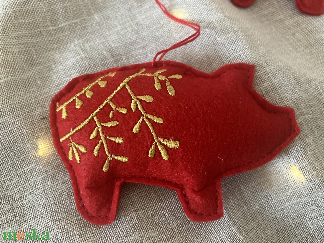 Kézzel hímzett malac karácsonyfadísz piros textilfilc arany mintával - karácsony - karácsonyi lakásdekoráció - karácsonyfadíszek - Meska.hu Kézzel hímzett malac karácsonyfadísz piros textilfilc arany mintával - karácsony - karácsonyi lakásdekoráció - karácsonyfadíszek - Meska.hu