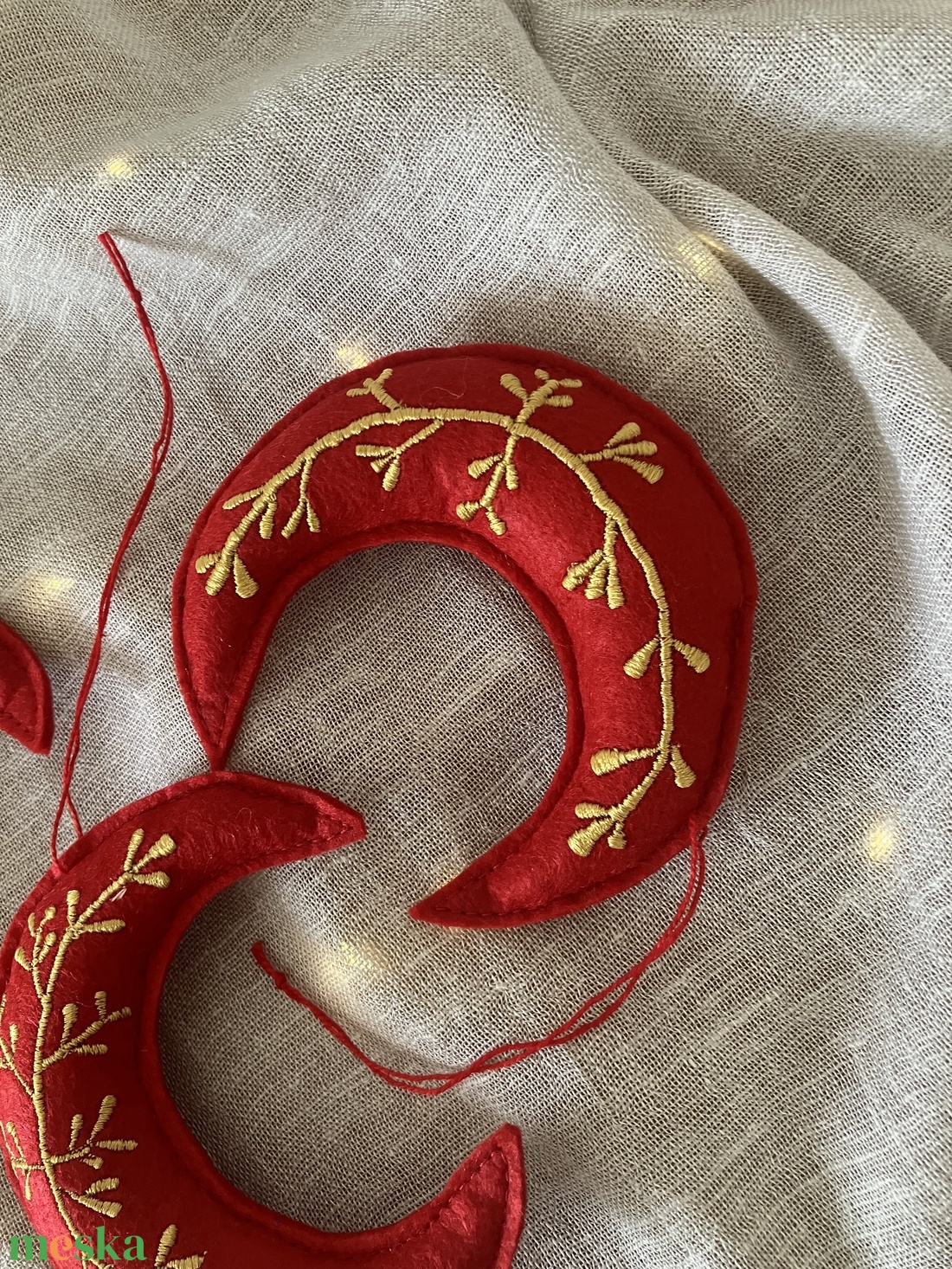 Kézzel hímzett hold karácsonyfadísz piros textilfilc, arany minta - karácsony - karácsonyi lakásdekoráció - karácsonyfadíszek - Meska.hu Kézzel hímzett hold karácsonyfadísz piros textilfilc, arany minta - karácsony - karácsonyi lakásdekoráció - karácsonyfadíszek - Meska.hu