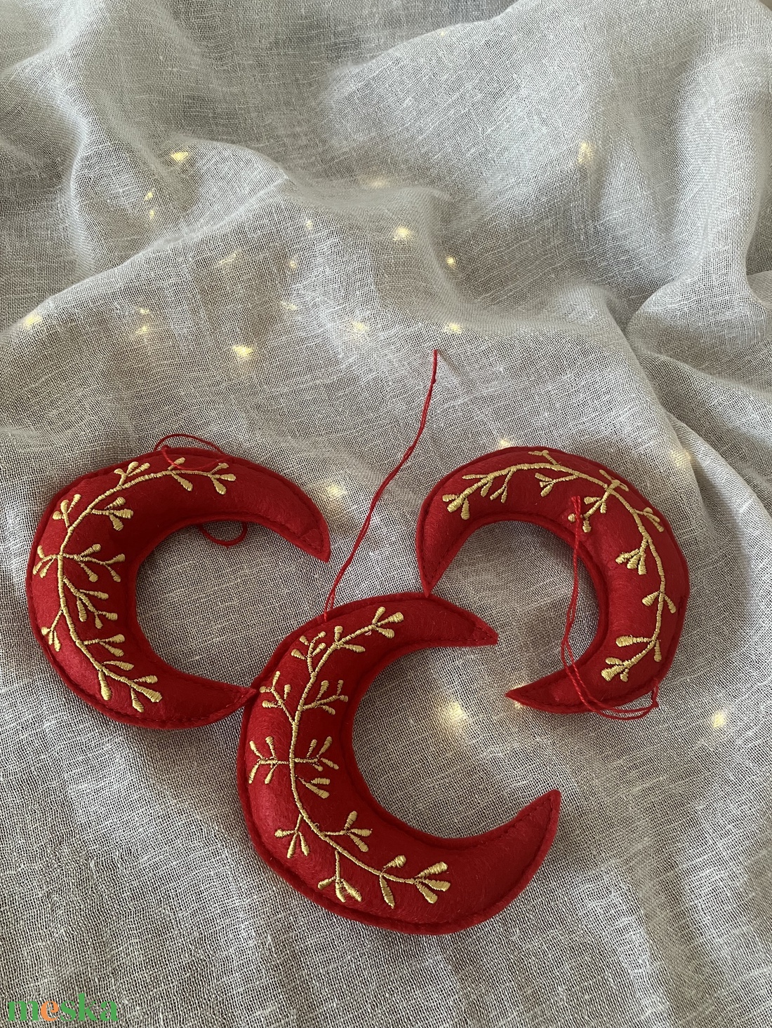 Kézzel hímzett hold karácsonyfadísz piros textilfilc, arany minta - karácsony - karácsonyi lakásdekoráció - karácsonyfadíszek - Meska.hu Kézzel hímzett hold karácsonyfadísz piros textilfilc, arany minta - karácsony - karácsonyi lakásdekoráció - karácsonyfadíszek - Meska.hu