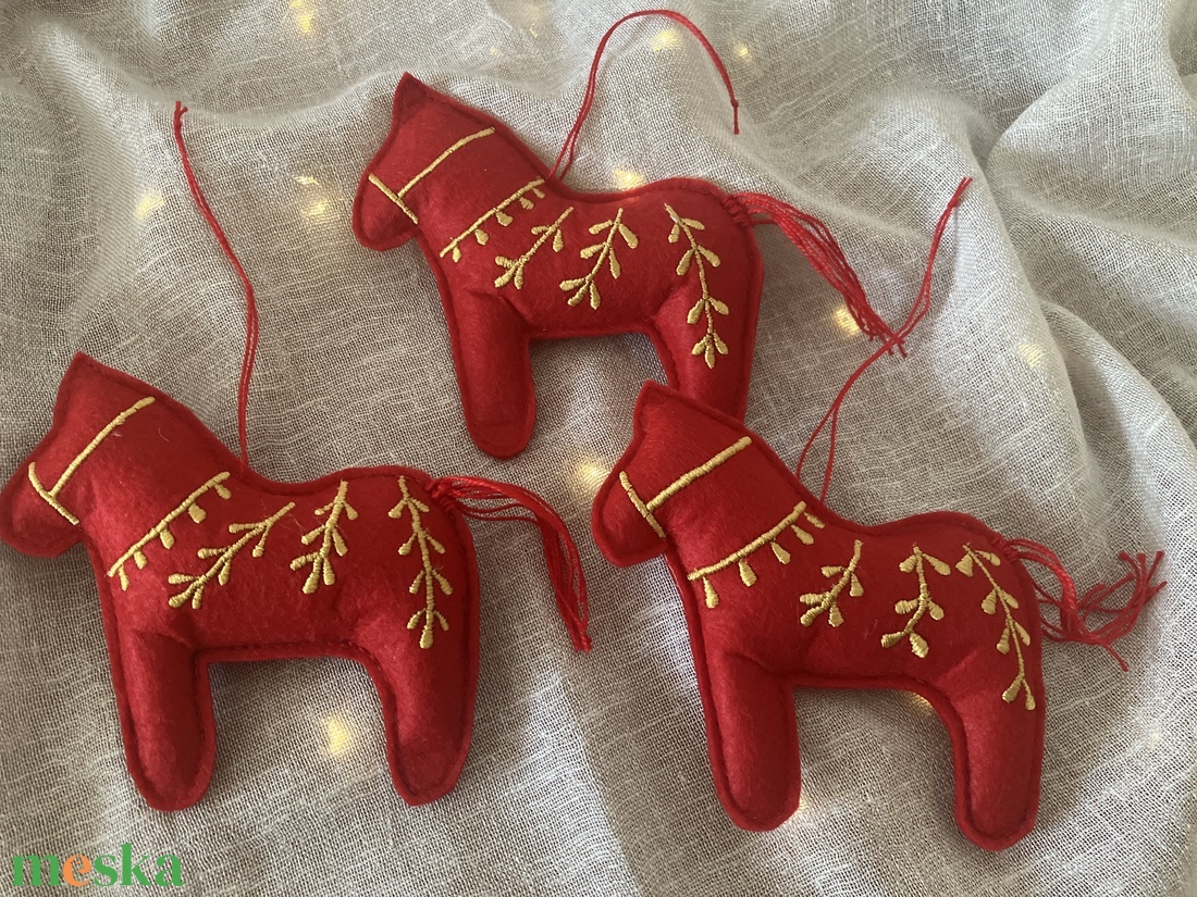 Kézzel hímzett ló alakú karácsonyfadísz  piros textilfilc - karácsony - karácsonyi lakásdekoráció - karácsonyfadíszek - Meska.hu