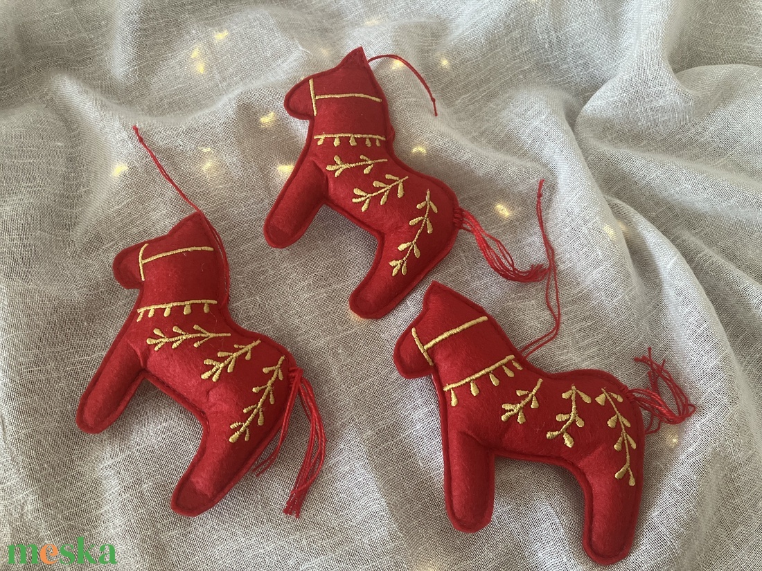 Kézzel hímzett ló alakú karácsonyfadísz  piros textilfilc - karácsony - karácsonyi lakásdekoráció - karácsonyfadíszek - Meska.hu