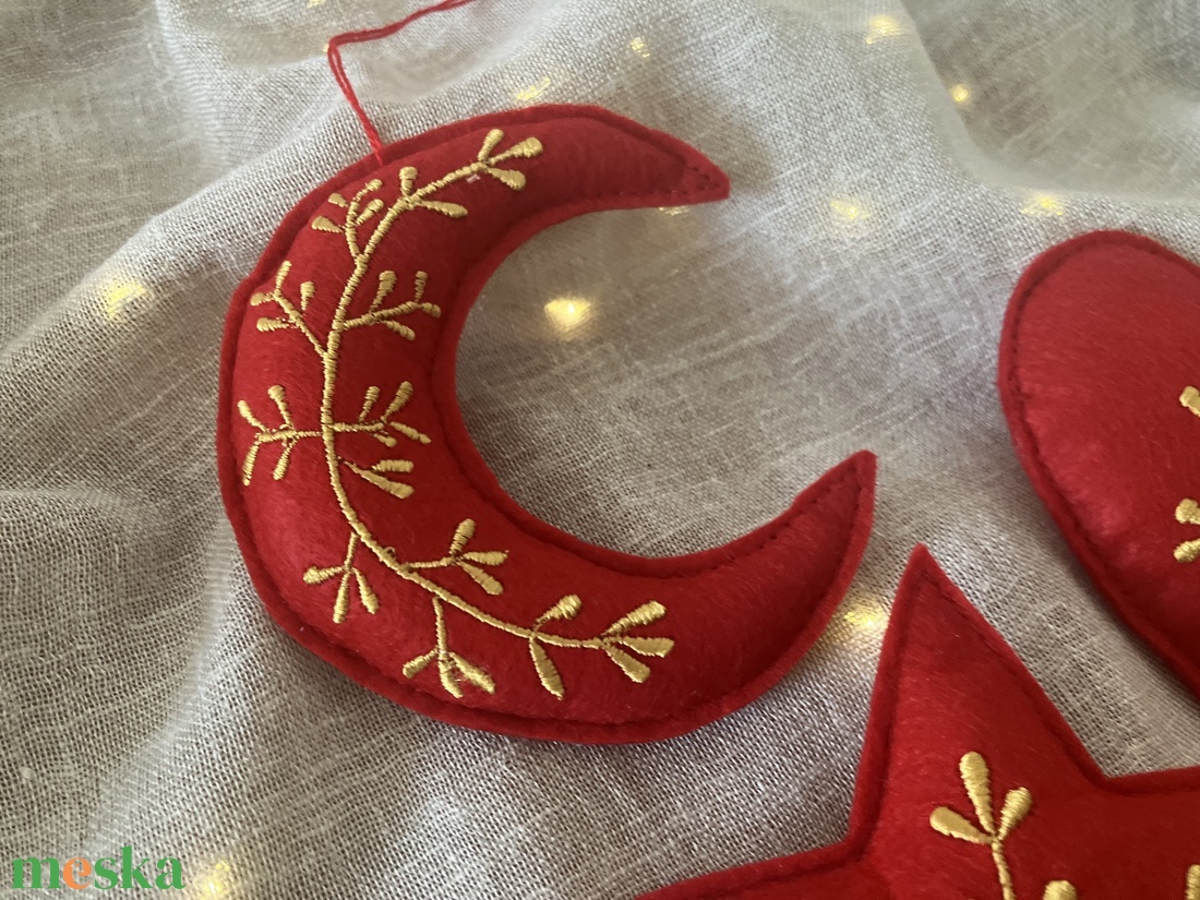 Kézzel hímzett arany mintás textilfilc csillag-hold-szív karácsonyfadísz - karácsony - karácsonyi lakásdekoráció - karácsonyfadíszek - Meska.hu Kézzel hímzett arany mintás textilfilc csillag-hold-szív karácsonyfadísz - karácsony - karácsonyi lakásdekoráció - karácsonyfadíszek - Meska.hu