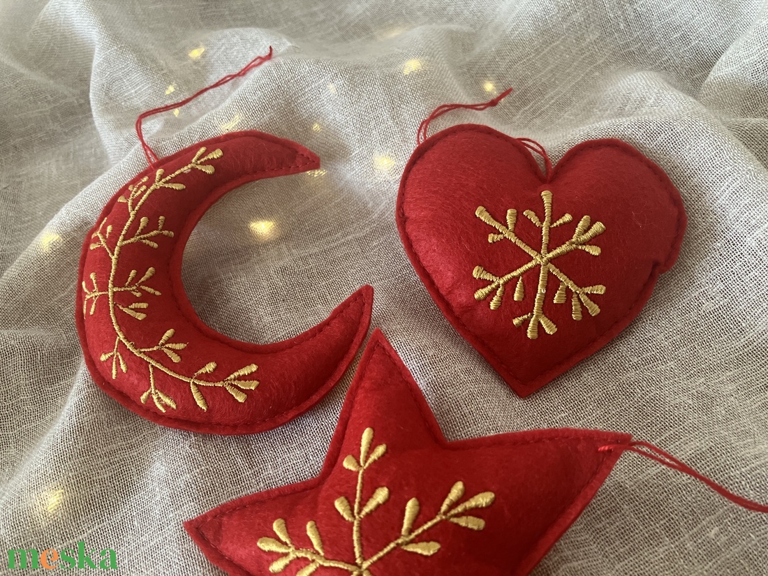 Kézzel hímzett arany mintás textilfilc csillag-hold-szív karácsonyfadísz - karácsony - karácsonyi lakásdekoráció - karácsonyfadíszek - Meska.hu Kézzel hímzett arany mintás textilfilc csillag-hold-szív karácsonyfadísz - karácsony - karácsonyi lakásdekoráció - karácsonyfadíszek - Meska.hu